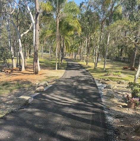 Acreage Driveway Installation Using Hot Bitumen 2 Coat Spray Seal System Finished With A 7mm Pre Coated Aggregate
